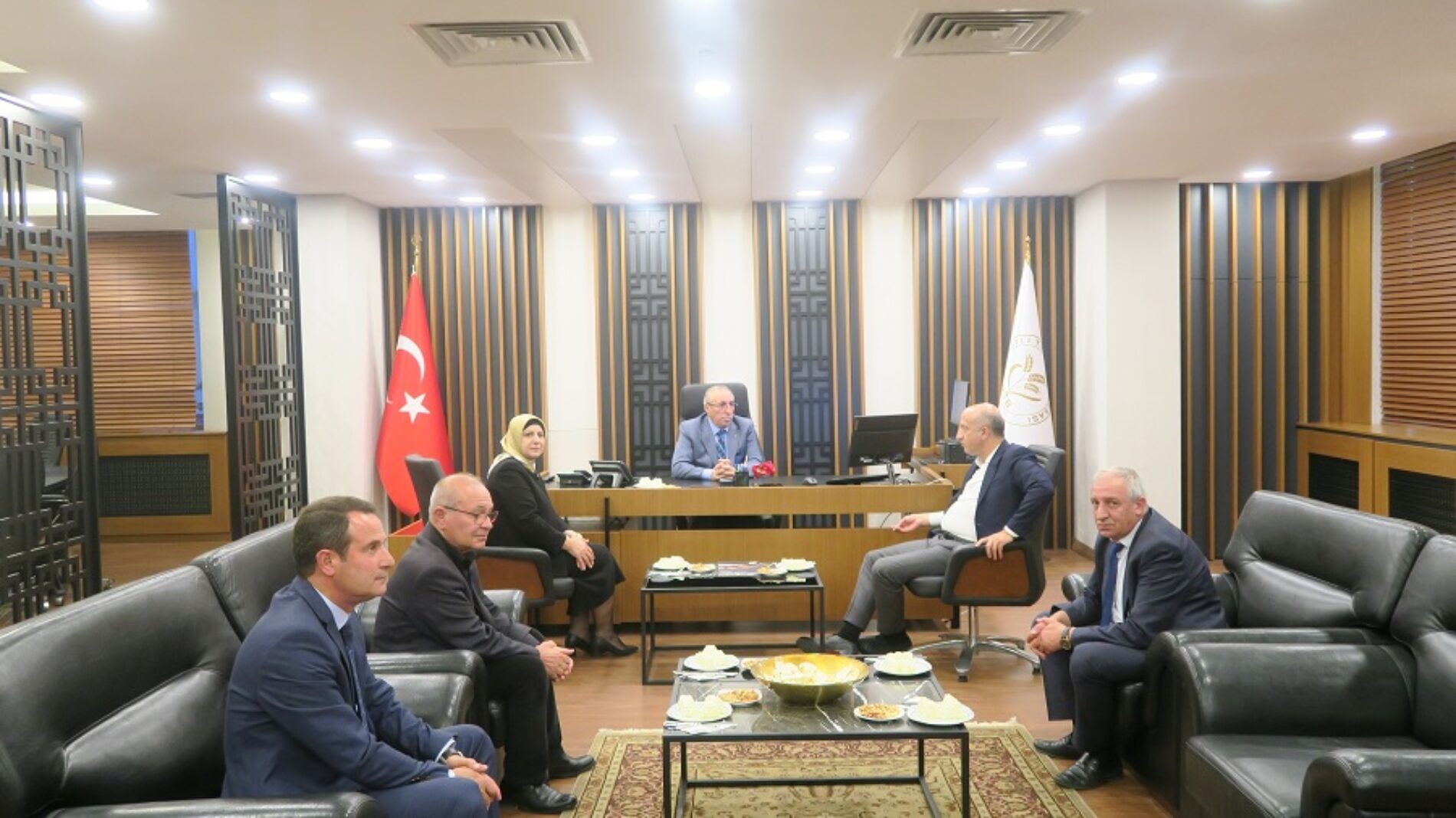 AK Parti Ankara Milletvekili Sn Ali İhsan ARSLAN Başkanımız Sn Yahya TOPLU’yu Makamında ziyaret etti…